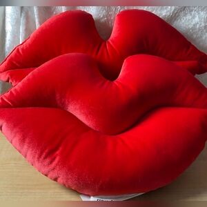 2 New Pillows Lips